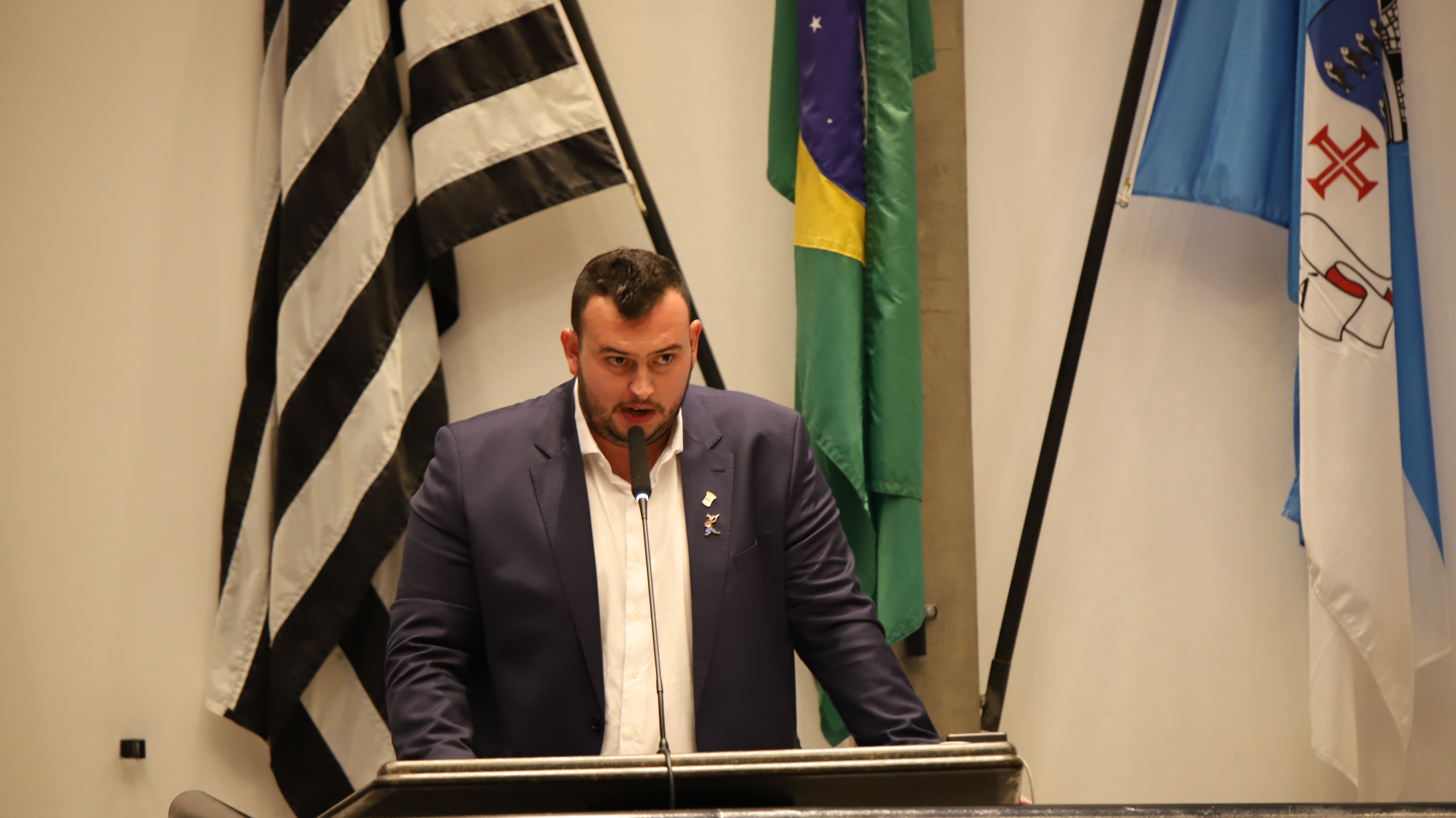 Câmara aprova projeto de lei que multa fura-filas de vacinação contra Covid-19