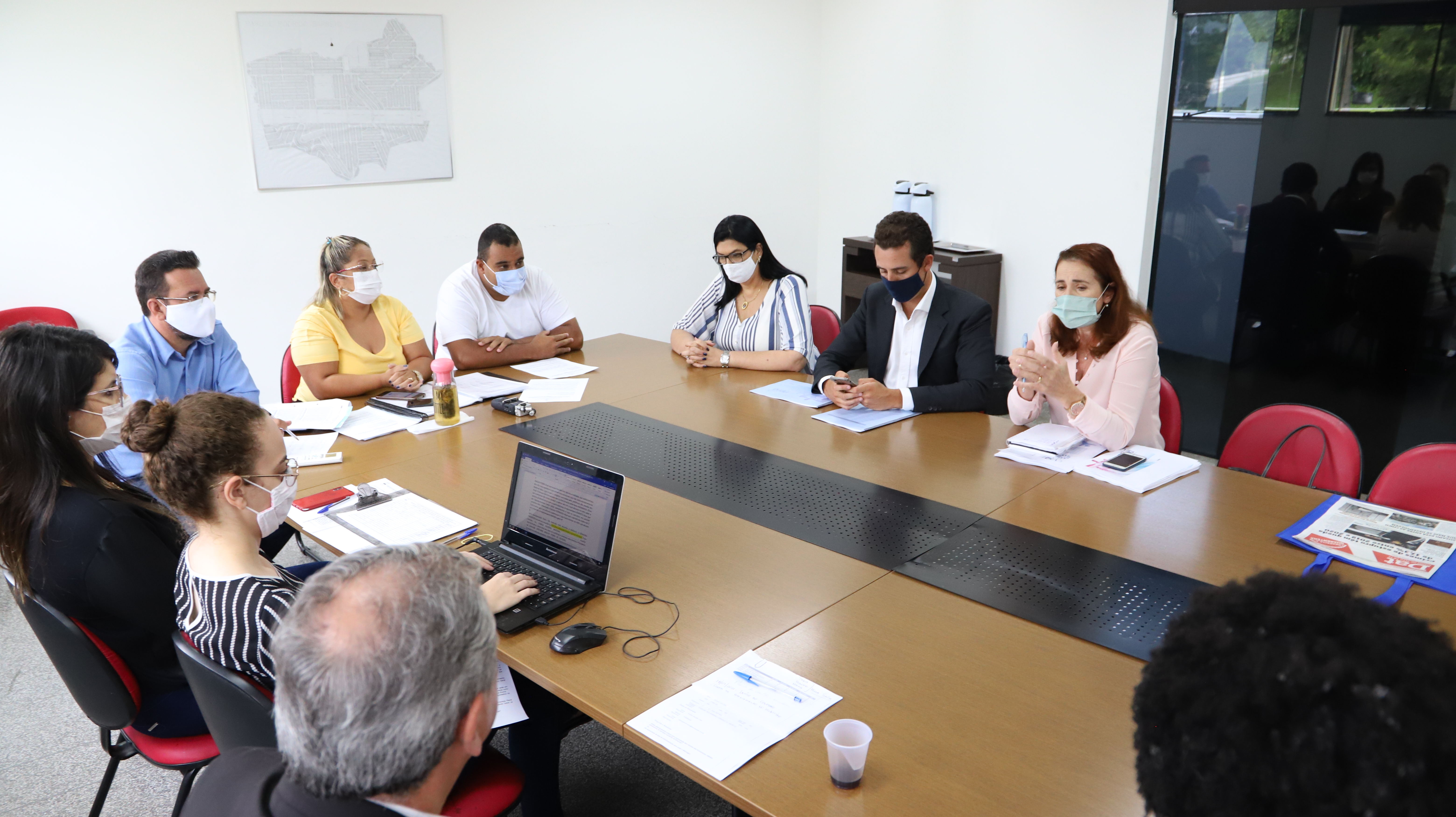 Empresa responsável por assistência médica de servidores reconhece falhas a comissão de vereadores