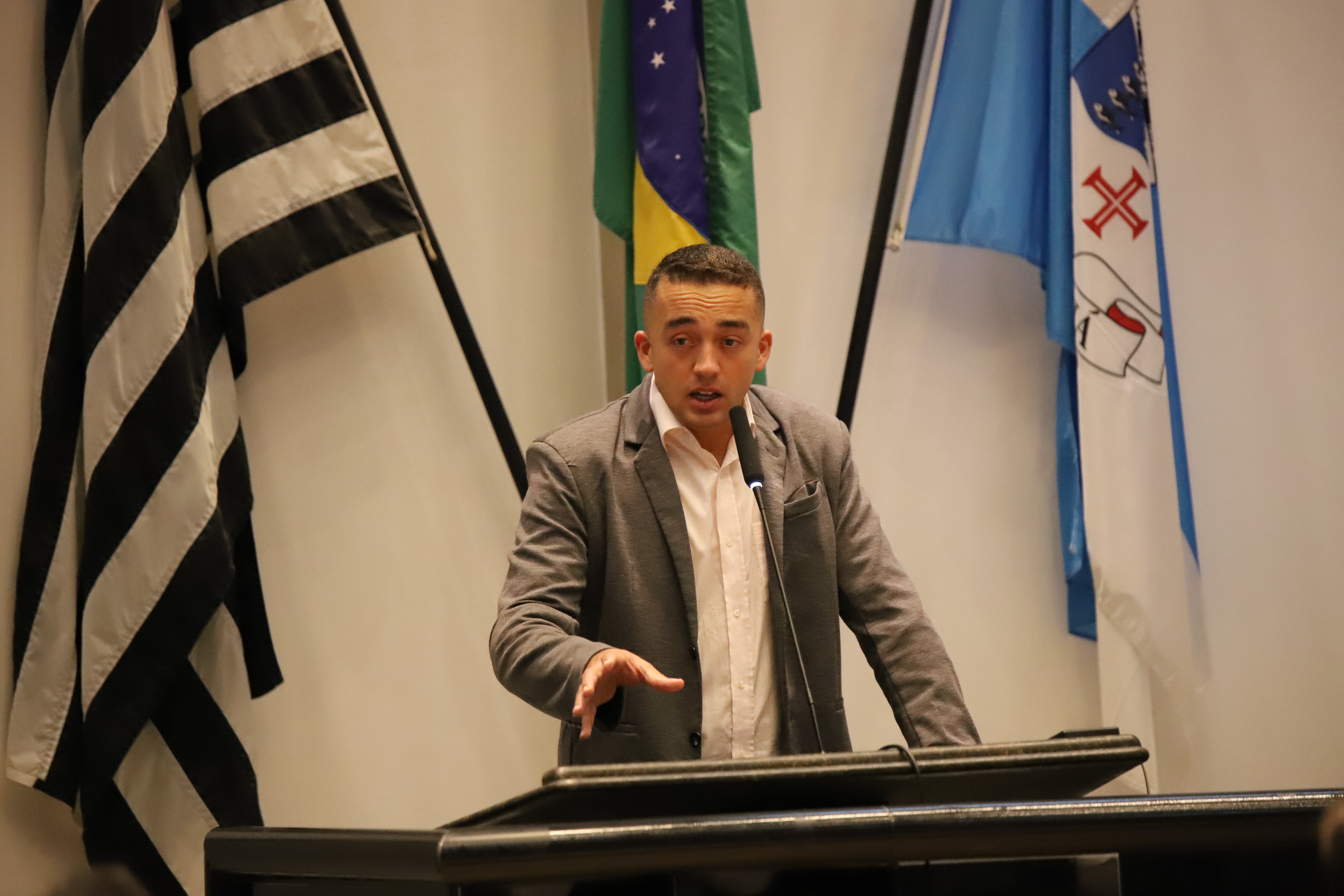 GCM Uelton propõe parceria com rede de farmácias para ampliar distribuição de remédios à população