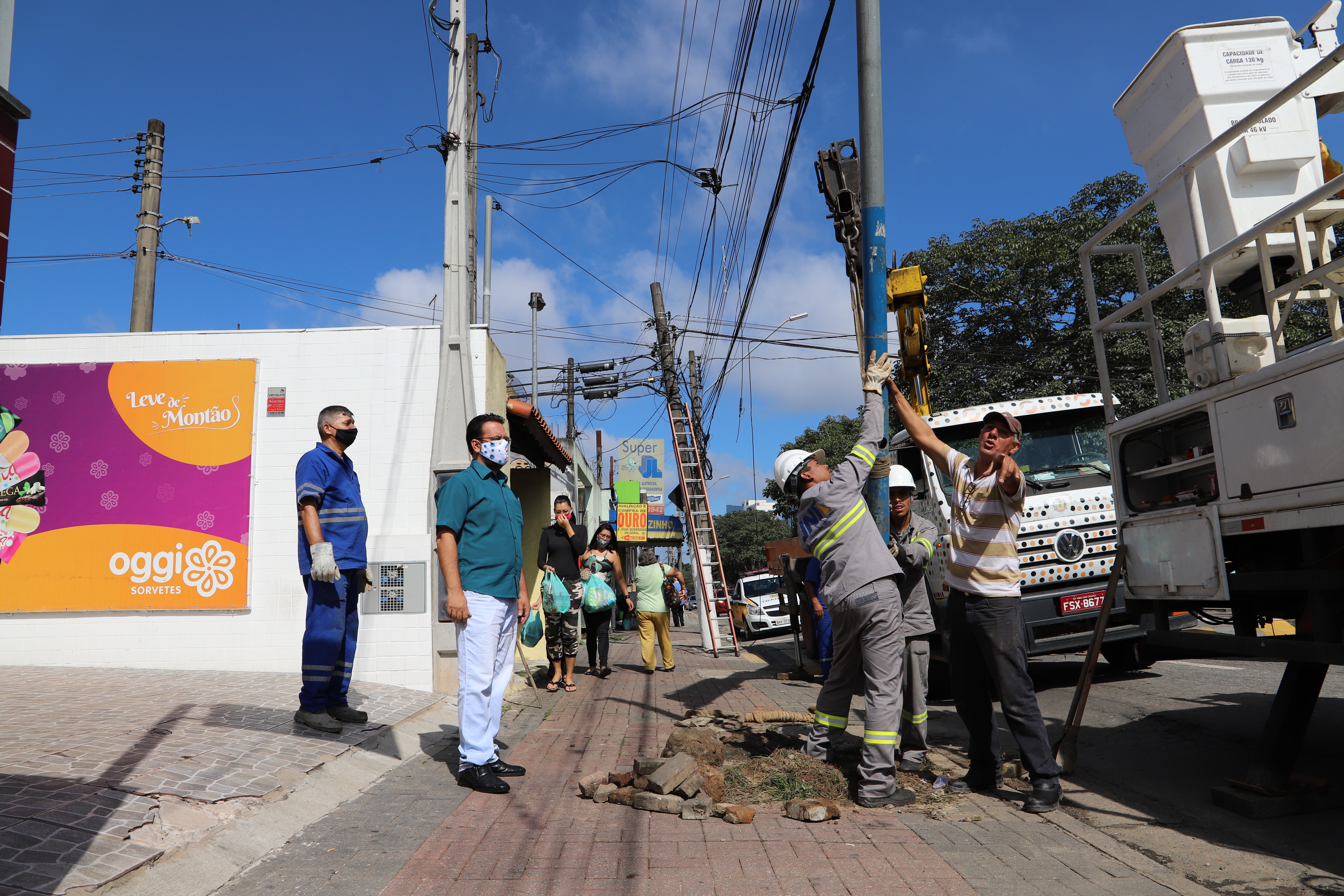 Após pedidos, prefeitura desloca poste que obstruía estacionamento na João Manoel